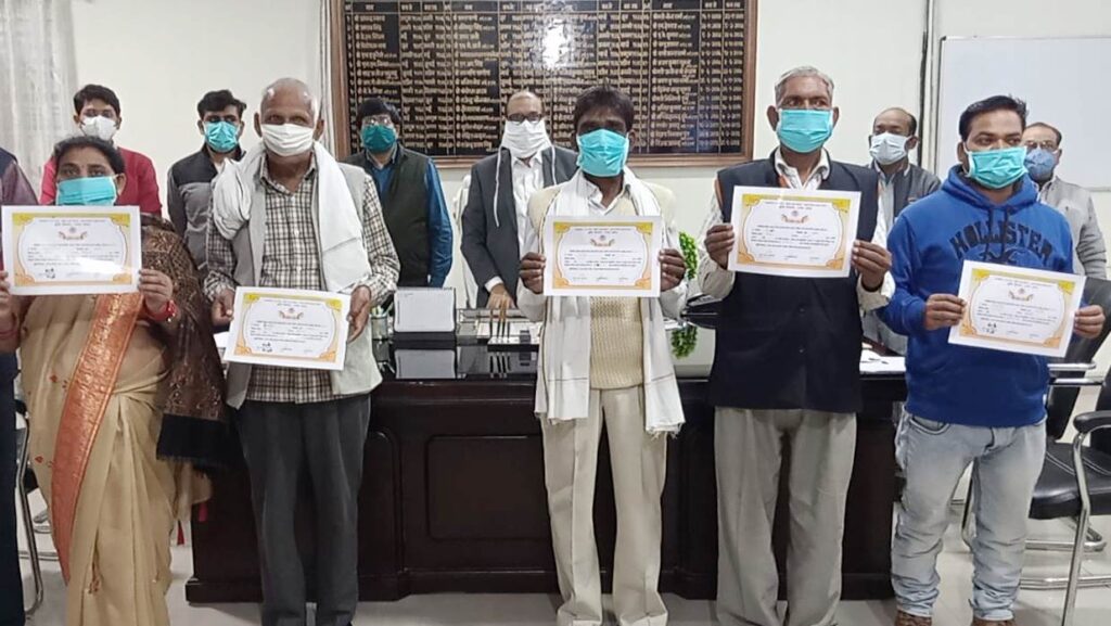जन-सुविधा केंद्र अथवा अपने बैंक में जाकर फसल बीमा कराएं,जिलाधिकारी 1 कृषकों को स्वीकृति पत्र उपलब्ध कराते