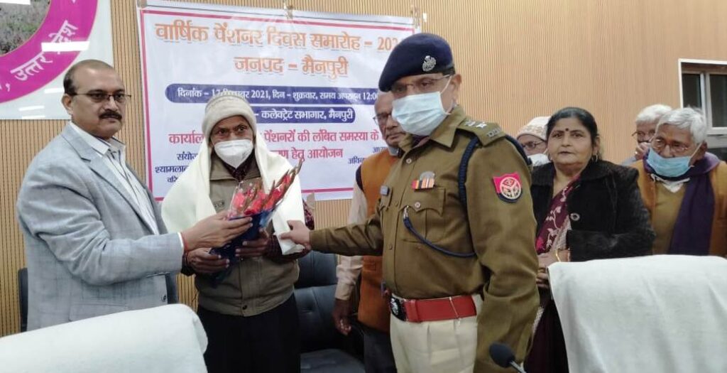 पेंशनर्स दिवस के उपलक्ष में आयोजित कार्यक्रम को संबोधित करते हुए जिलाधिकारी| 1 पेंशनर्स दिवस