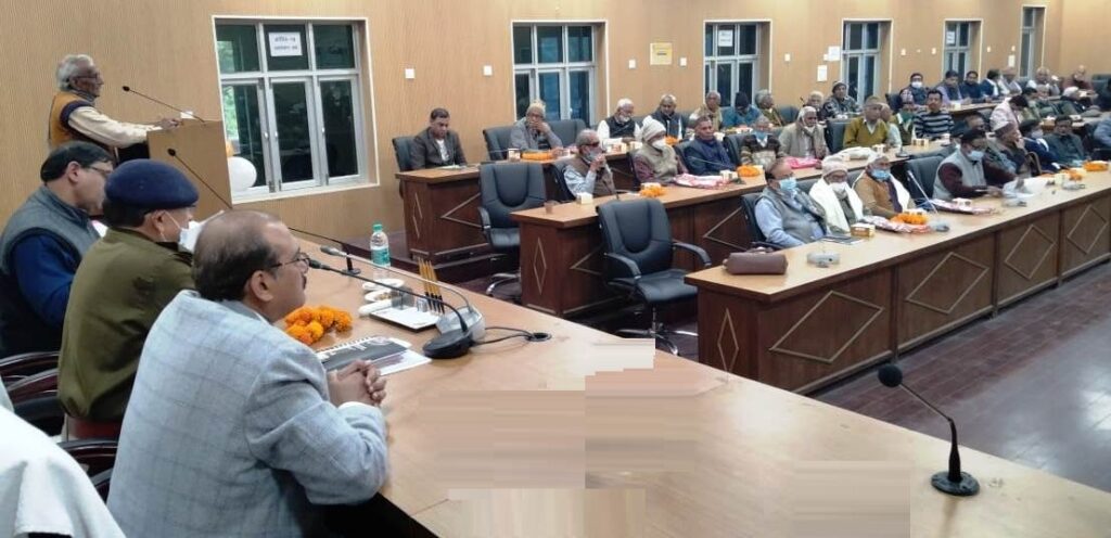 पेंशनर्स दिवस के उपलक्ष में आयोजित कार्यक्रम को संबोधित करते हुए जिलाधिकारी| 2 पेंशनर्स दिवस 2