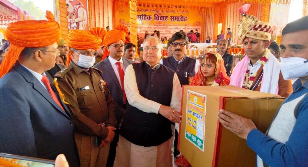 मुख्यमंत्री सामूहिक विवाह योजना के अंतर्गत आयोजित भव्य समारोह में 371 नवविवाहित दम्पत्तियों को बधाई जिलाधिकारी 1 सामूहिक विवाह कार्यक्रम 2
