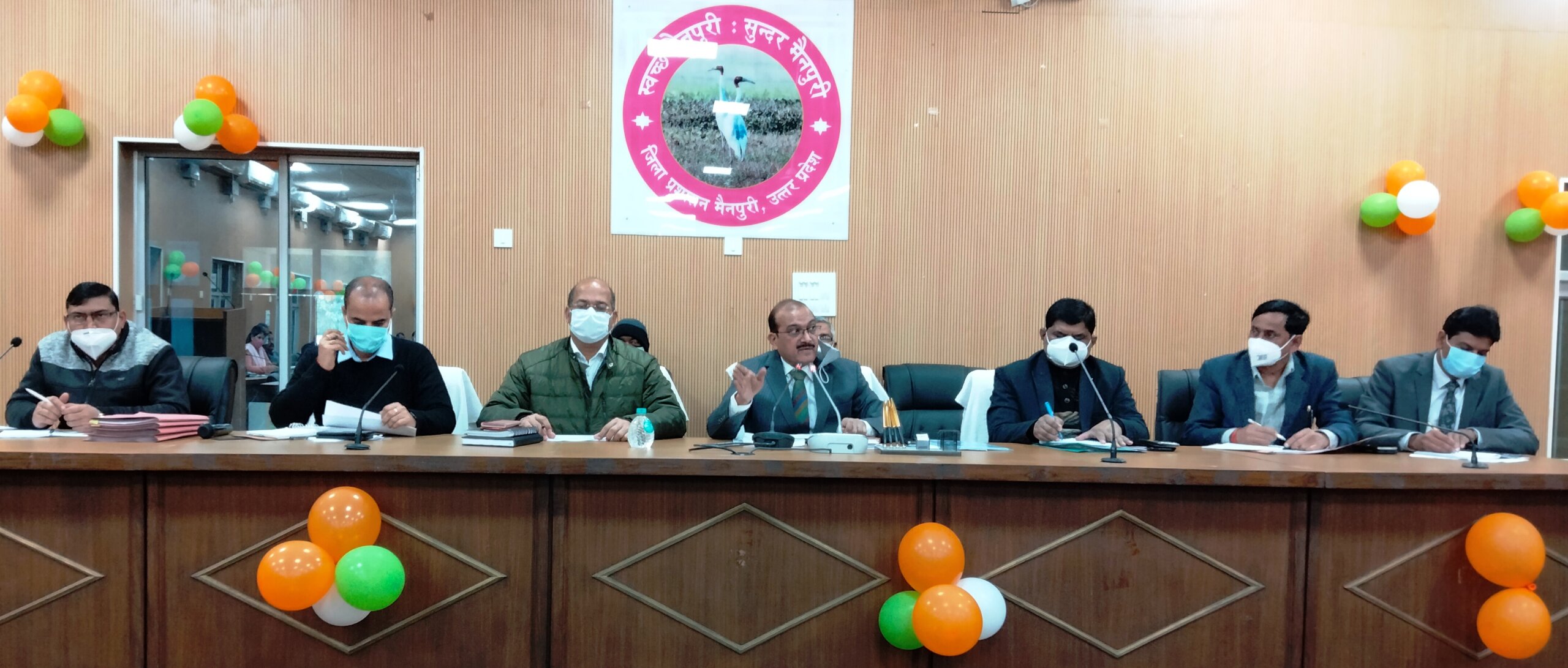 उप-जिलाधिकारियों-क्षेत्राधिकारियों-तहसीलदारों-के-अधिकारियों-के-साथ-आयोजित-बैठक