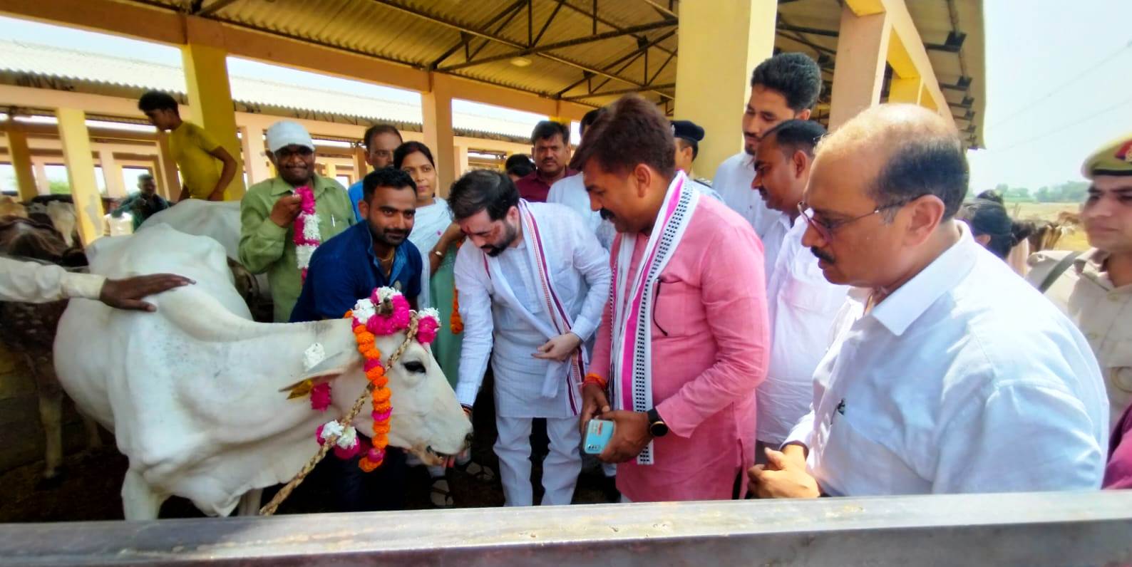 अहिरवा-गौशाला-का-निरीक्षण