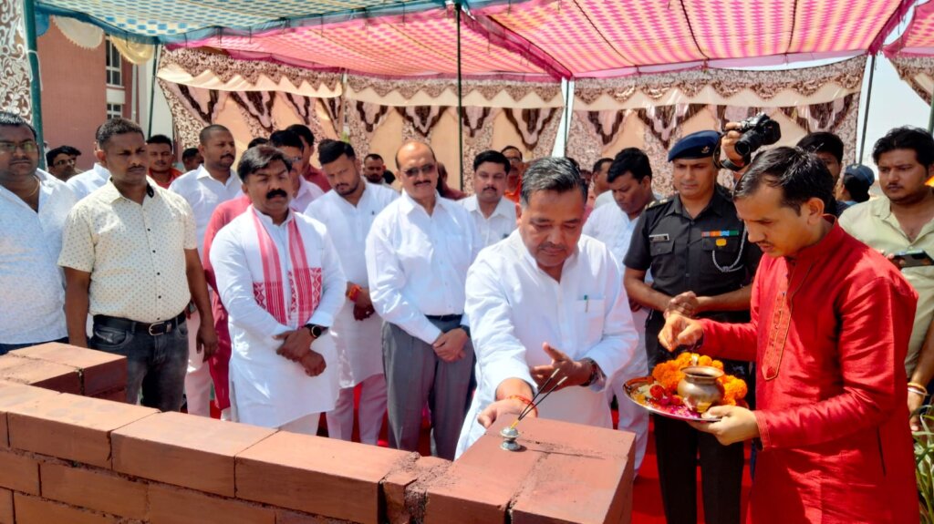 सैनिक स्कूल में हॉस्टल का भूमि पूजन कर शिलान्यास करते 3