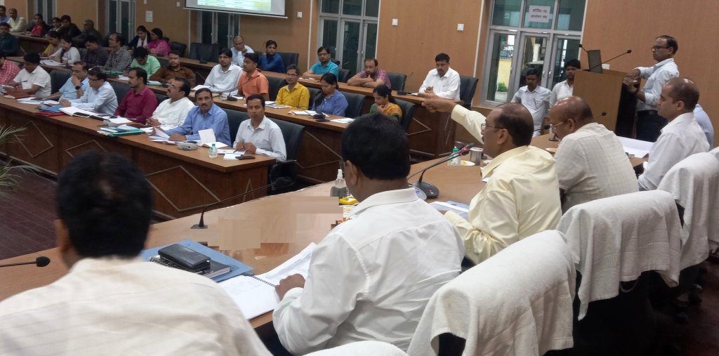 स्वतंत्रा दिवस के दिन वन विभाग 01 लाख, 70 हजार, ग्राम्य विकास विभाग 01 लाख, 94 हजार, राजस्व, पंचायती राज विभाग 22-22 हजार, नगर विकास विभाग द्वारा 03 हजार 800 पौधे रोपित किए जाएंगे। 1 जिला पर्यावरण समिति जिला वृक्षारोपण समिति