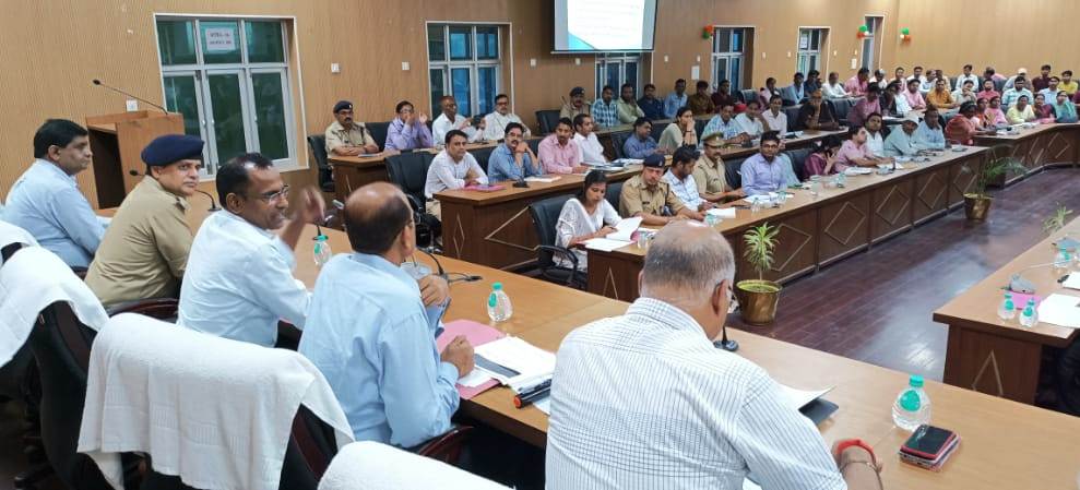 यातायात नियमों की अनदेखी करने से किसी एक व्यक्ति की गलती के कारण उसका खामियाजा दूसरों को भी भुगतना पड़ता है। 1 सड़क सुरक्षा सम्बन्धी बैठक