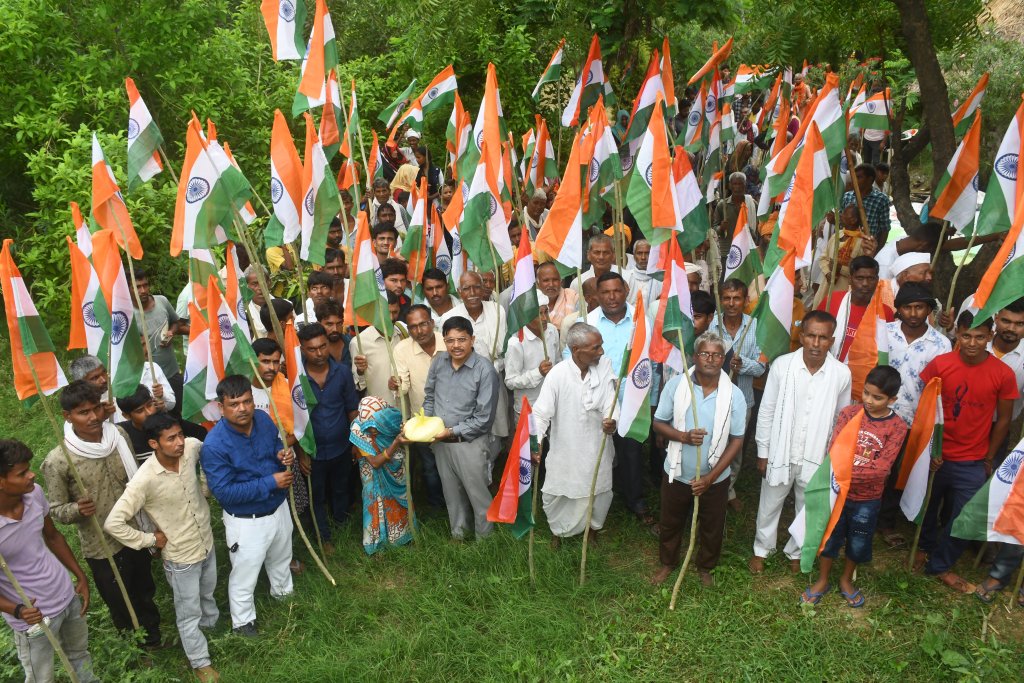 रक्षा बंधन पर निःशुल्क चीनी वितरित कर ‘‘हर घर तिरंगा’’ की जगाई अलख गरीब, असहाय व जरूरतमंदों के दुःख-दर्द में सहभागी बनना पुनीत कार्यः डॉ0 अशोक कुमार। 1 DSC 0047