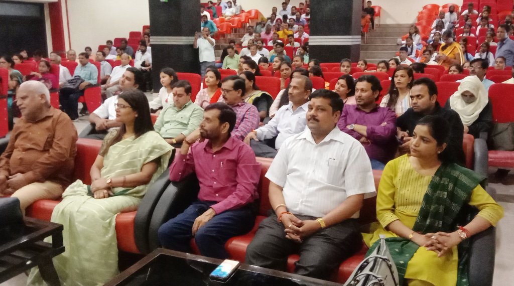 कु.आर.सी. कन्या महाविद्यालय में रागिनी गायक के कलाकारों ने देश भक्ति पर आधारित गीत, नृत्य की मोहक प्रस्तुति दी। 2 आजादी के अमृत महोत्सव के अन्तर्गत कार्यक्रम 1