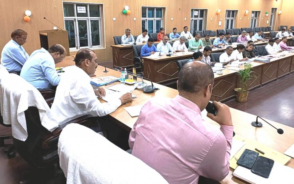 परिवहन, स्टांप एवं निबंधन, आबकारी, विद्युत देय की लंबित आर.सी. का सभी तहसीलदार संबंधित विभागों से तत्काल मिलान कराकर लंबित आर.सी. की प्राथमिकता पर वसूली करना सुनिश्चित करें,जिलाधिकारी। 1 कर करेत्तर समीक्षा