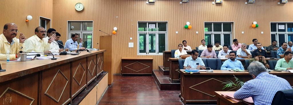 कुपोषित, अति कुपोषण बच्चों की उचित देखभाल हो, अति कुपोषित बच्चों को पोषण पुनर्वास केंद्र में भर्ती कराकर सुपोषण की श्रेणी में लाया जाये। 1 विकास कार्यों की समीक्षा बैठक