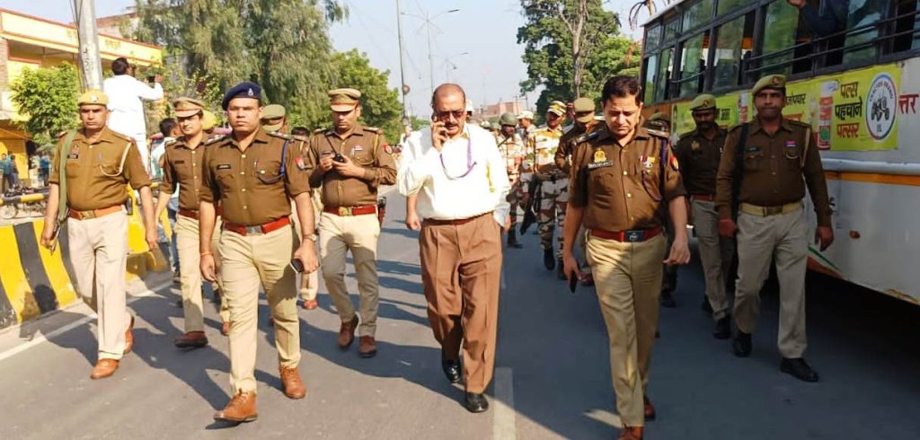 पैदल फ्लैग मार्च करते