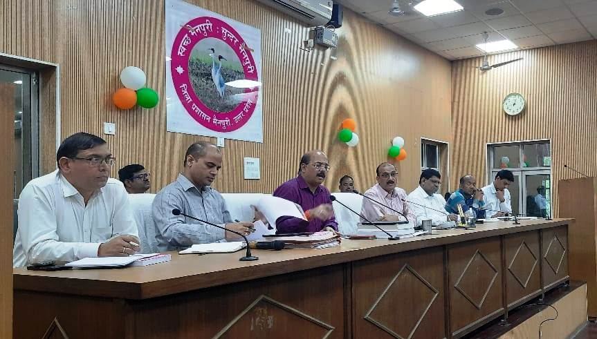 आदर्श आचार संहिता का उल्लंघन करने की किसी को इजाजत न दी जाये यदि कोई भी व्यक्ति ,उम्मीदवार किसी भी सरकारी सम्पत्ति पर प्रचार सामग्री लगाये तो उसके विरूद्ध वैधानिक कार्यवाही की जायें। 1 प्रभारी अधिकारियों के साथ बैठक