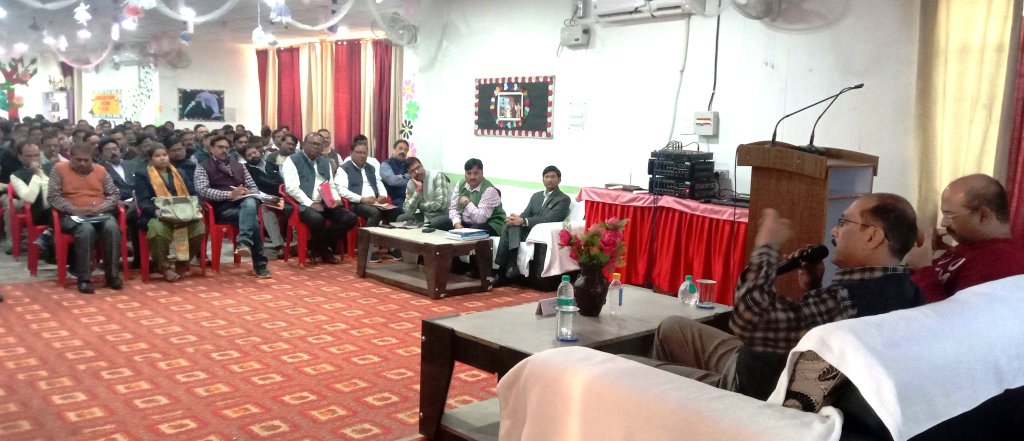 क्षेत्र भ्रमण के दौरान मतदान केन्द्र की संवेदनशीलता की जानकारी करें, भ्रमण के दौरान मतदाताओं, संभ्रान्त व्यक्तियों से संवाद कर फीडबैक लें, क्षेत्र के शरारती तत्वों की भी जानकारी करें- जिला निर्वाचन अधिकारी। 1 प्रशिक्षण सत्र