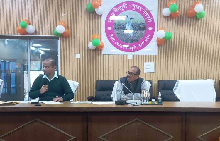 आधार नामांकन हेतु जागरूकता अभियान चलाया जाये, संचालित आधार नामांकन किट्स का समुचित उपयोग किया जाये। 1 आधार सम्बन्धी गतिविधियों के अनुश्रवण हेतु गठित जनपद स्तरीय अनुश्रवण समिति की बैठक