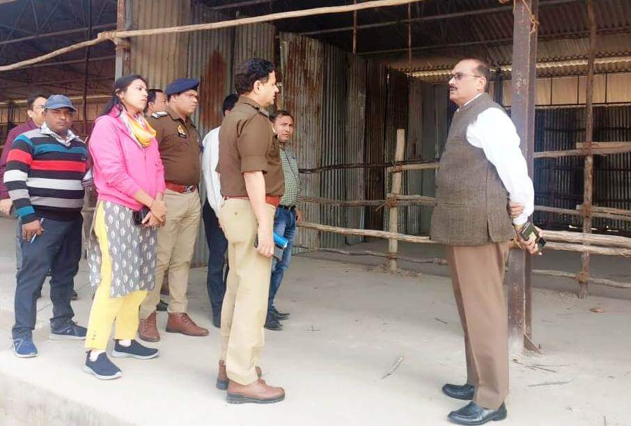 जिला निर्वाचन अधिकारी अविनाश कृष्ण सिंह ने पुलिस अधीक्षक कमलेश दीक्षित के साथ कृषि उत्पादन मण्डी समिति का किया निरीक्षण। 1 कृषि उत्पादन मण्डी समिति के निरीक्षण