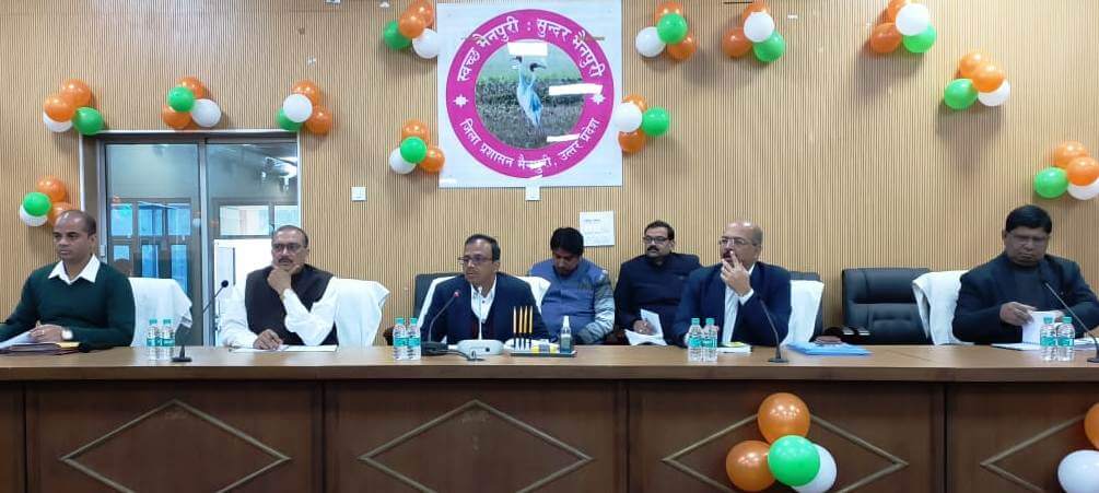 घर-घर सर्वे के कार्य का सुपरवीजन उप जिलाधिकारी स्वयं करें, अभियान के दौरान प्रत्येक घर तक बूथ लेवल अधिकारी पहुंचकर सत्यापन करें-मंडलायुक्त। 1 नामावलियों के पुनरीक्षण कार्यक्रम की समीक्षा 2
