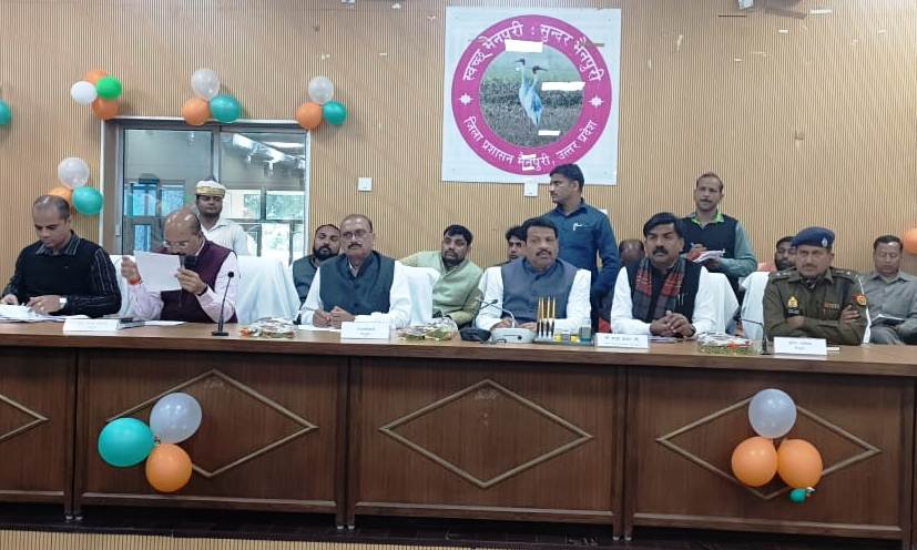 प्रभारी मंत्री, राज्य मंत्री राजस्व उ.प्र. शासन अनूप प्रधान ने कलेक्ट्रेट सभागार में जनपद स्तरीय इन्वेस्टर्स समिट में उपस्थित निवेशकों, उद्यमियों, बैंकर्स को संबोधित किया। 1 इन्वेस्टर्स समिट