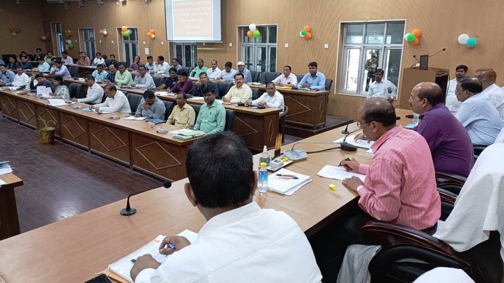 निराश्रित गौवंश सड़कों पर दिखें तो संबंधित खंड विकास अधिकारी, अधिशासी अधिकारी नगर निकाय की जिम्मेदारी तयकर कार्यवाही होगी,जिलाधिकारी। 1 विकास कार्यों की बैठक