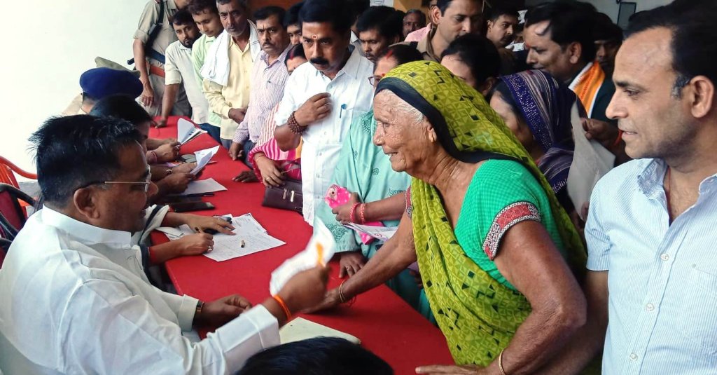 जन सुनवाई करते मंत्री जी 7