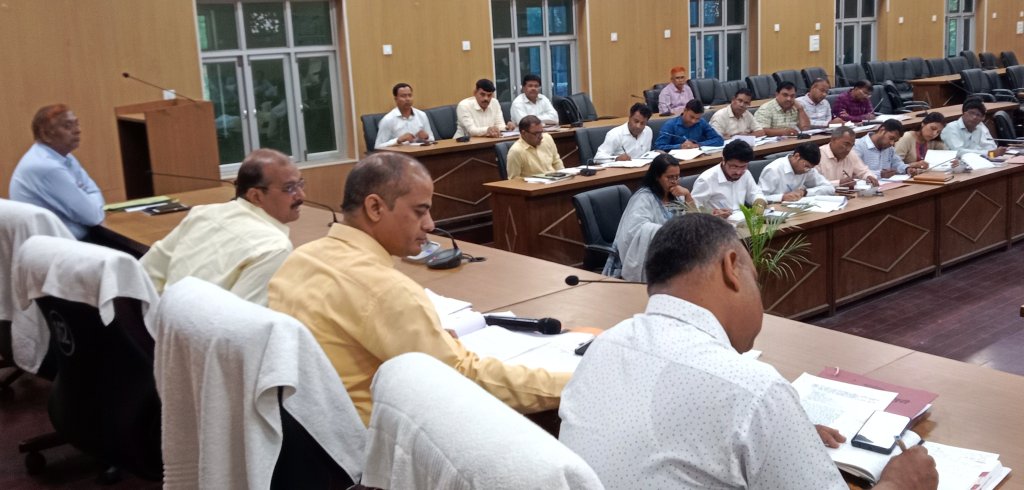 उप जिलाधिकारी नेतृत्व देकर राजस्व वसूली की प्रगति सुधारें, 05 वर्ष पुराने वादों को प्राथमिकता पर निस्तारित किया जाए-अविनाश। 1 कर करेत्तर की बैठक 1