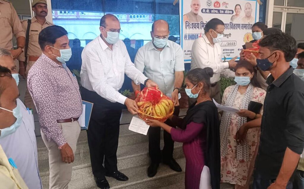 पोषण पोटली का वितरण