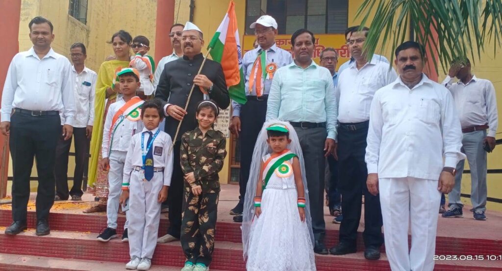 देश को आजाद कराने में अनगिनत लोगों ने अपनी शहादत दी, देश की एकता, अखंडता, सीमाओं की सुरक्षा करने के लिए आज भी वीर जवान अपने प्राण न्योछावर कर रहे हैं,मुख्य विकास अधिकारी विनोद कुमार। 1 विकास भवन में ध्वजारोहण 1