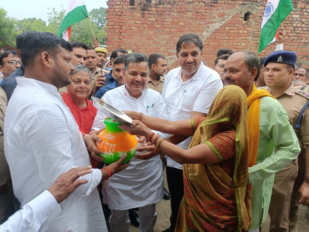 पर्यटन एवं संस्कृति मंत्री जयवीर सिंह ने प्रभु दयाल कैंसर चैरिटेबल ट्रस्ट दिल्ली द्वारा दान किए गए हेल्थ एटीएम का लोकार्पण किया। 2 अमृत कलश