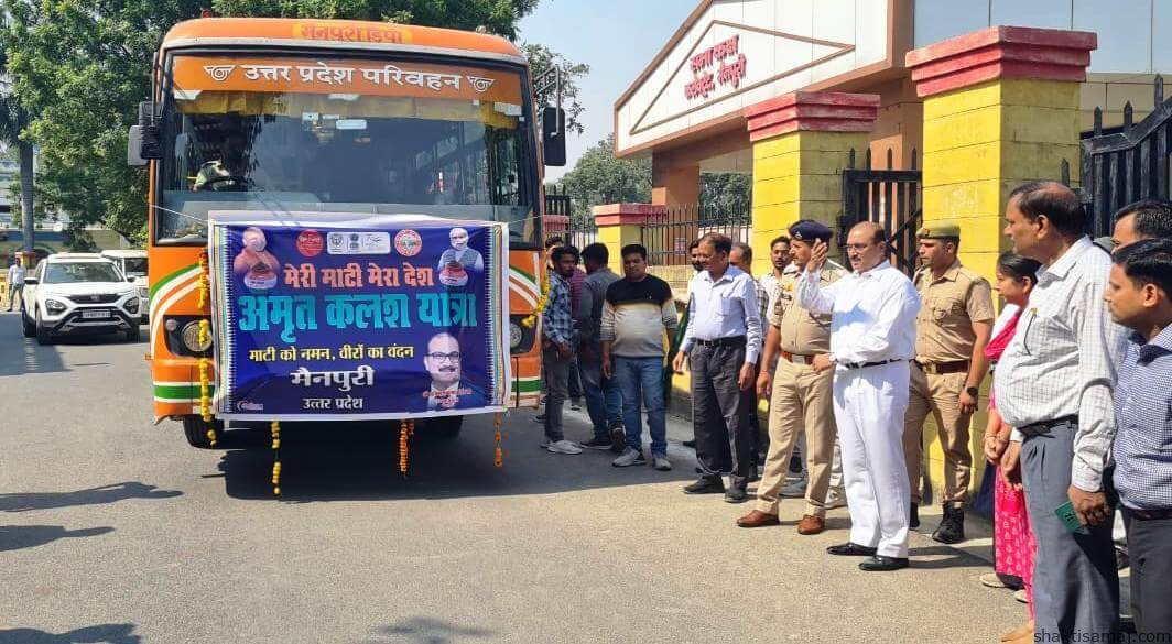 अमृत कलश को झंडी दिखाकर रवाना करते (2)