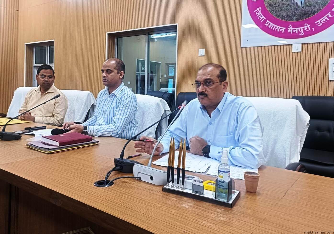 राजनैतिक दलों के पदाधिकारियों के साथ बैठक (1)