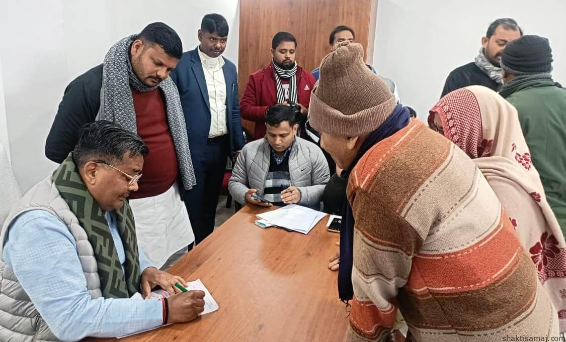 जन समस्याएं सुनते मंत्री जी (1)