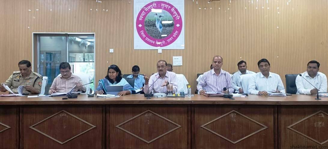 अधिकारियों के साथ बैठक (3)