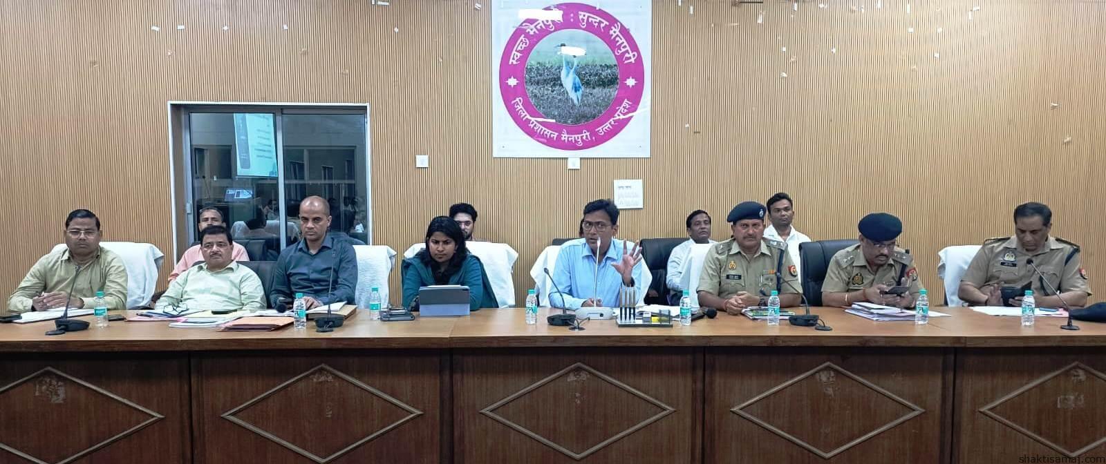 टीम के सदस्यों को संबोधित करते