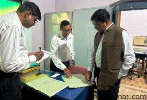 डीएम अंजनी कुमार सिंह का औचक निरीक्षण: अनुपस्थित अधिकारियों-कर्मचारियों का वेतन रोका। 1 IMG 20251107 WA0012