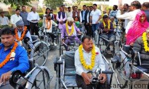 प्रभारी मंत्री नरेन्द्र कश्यप ने की विकास योजनाओं की समीक्षा,दिव्यांगजनों को ट्राइसाइकिल व लाभार्थियों को शादी अनुदान स्वीकृति पत्र वितरित। 1 IMG 20260226 WA0012
