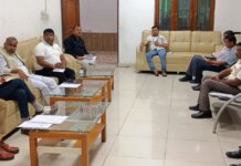 मैनपुरी में योजनाओं की समीक्षा: पारदर्शिता पर जोर, उज्ज्वला व आयुष्मान योजना की धीमी प्रगति पर जताई नाराजगी।