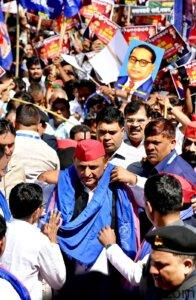 अम्बेडकर जयंती पर लखनऊ के हजरतगंज चौराहे पर अखिलेश यादव ने बाबा साहब डॉ. भीमराव अम्बेडकर को श्रद्धांजलि अर्पित कर संविधान की रक्षा का संकल्प लिया। 1 IMG 20260414 WA0018