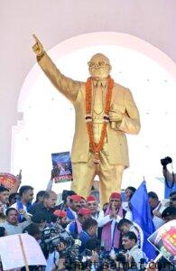 अम्बेडकर जयंती पर लखनऊ के हजरतगंज चौराहे पर अखिलेश यादव ने बाबा साहब डॉ. भीमराव अम्बेडकर को श्रद्धांजलि अर्पित कर संविधान की रक्षा का संकल्प लिया। 2 IMG 20260414 WA0021