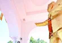 अम्बेडकर जयंती पर लखनऊ के हजरतगंज चौराहे पर अखिलेश यादव ने बाबा साहब डॉ. भीमराव अम्बेडकर को श्रद्धांजलि अर्पित कर संविधान की रक्षा का संकल्प लिया।