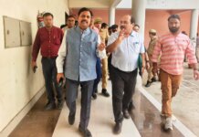 मैनपुरी: इंजीनियरिंग कॉलेज में डीएम का औचक निरीक्षण: अव्यवस्थाओं पर नाराज़गी, गंदगी व खराब भोजन पर सख्त कार्रवाई के निर्देश।