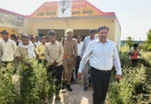 फार्मर रजिस्ट्री में लापरवाही पर डीएम सख्त: त्रिलोकपुर-कुचेला में धीमी प्रगति पर नाराजगी, सफाईकर्मी निलंबित, जलापूर्ति व विकास कार्यों में सुधार के निर्देश।