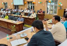 पौधारोपण के साथ उनकी जीवितता सुनिश्चित करने पर दें विशेष ध्यान, कार्यालय परिसरों में लगाए जाएं फूलदार पौधे – जिलाधिकारी।