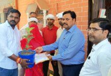 मैनपुरी में डीएम की अनूठी पहल: तेरहवीं से पहले विरासत दर्ज, शोकाकुल परिवार को खतौनी व पौधा भेंट।