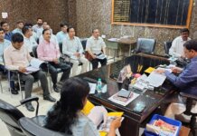 डीएम इंद्रमणि त्रिपाठी ने आयुष सेवाओं की समीक्षा की, चिकित्सालयों में गुणवत्ता सुधार व दवा उपलब्धता के दिए निर्देश।