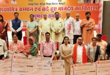 1840 शिक्षामित्रों को बढ़े मानदेय का लाभ, टी.पी. गार्डन कार्यक्रम में प्रतीकात्मक चेक वितरित।