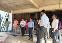 डीएम इंद्रमणि त्रिपाठी ने 800 क्षमता वाले ऑडिटोरियम निर्माण कार्य का लिया जायजा।