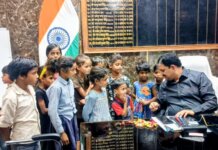 नामांकन से वंचित बच्चों की फरियाद सुन डीएम ने विद्यालय गोद लेने की घोषणा की, टॉफी-लड्डू खिलाकर प्रवेश का भरोसा दिलाया।