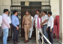 डीएम ने ईवीएम वेयर हाउस की सुरक्षा व्यवस्था का किया निरीक्षण।