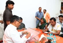 मैनपुरी जनसुनवाई: मंत्री जयवीर सिंह ने चकरोड, बिजली और पेंशन शिकायतों के तत्काल समाधान के दिए निर्देश।