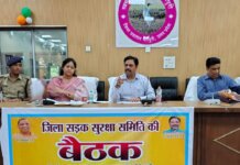 मैनपुरी में ओवरलोड वाहनों पर सख्ती: डीएम डॉ. इंद्रमणि त्रिपाठी ने दिए FIR और विशेष अभियान के निर्देश।