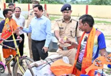 काली नदी के समीप पुलिस चौकी पर डीएम-एसपी ने कांवड़ियों का किया स्वागत, सुरक्षित एवं सफल यात्रा की दी शुभकामनाएं।