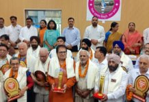 विभाजन विभीषिका स्मृति दिवस पर मैनपुरी में त्रासदी झेलने वाले परिवारों का सम्मान, निकाला गया मौन जुलूस।